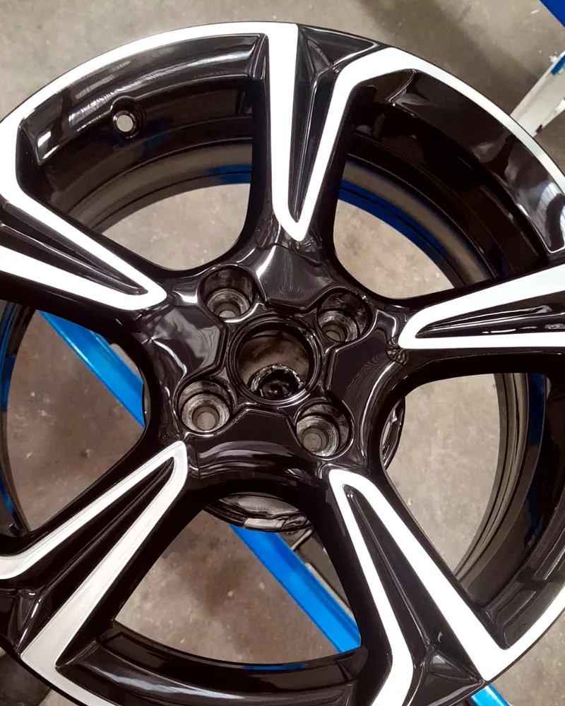 Gloss contrast wheel finish