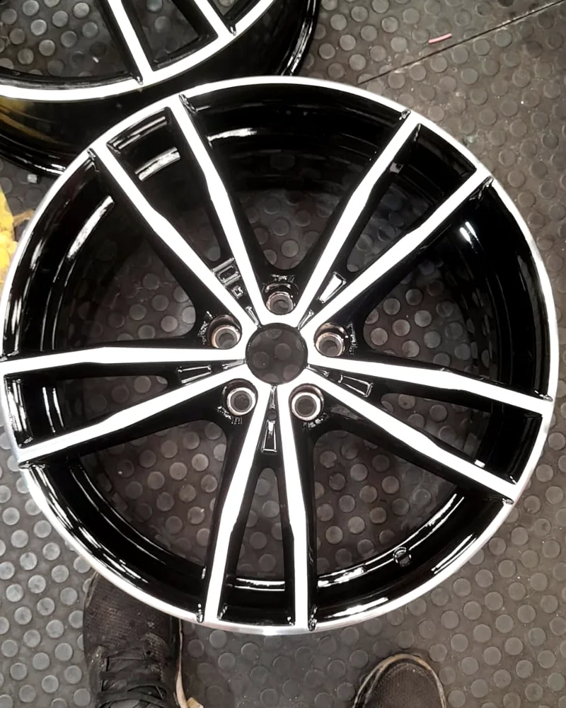 Gloss black set detail