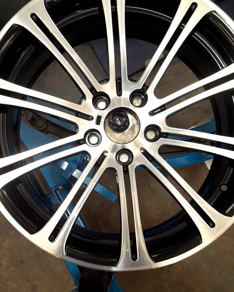 Polished split-spoke detail