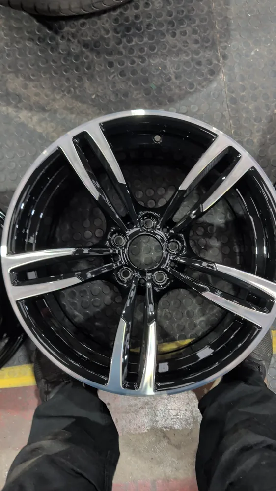 Gloss black contrast wheel