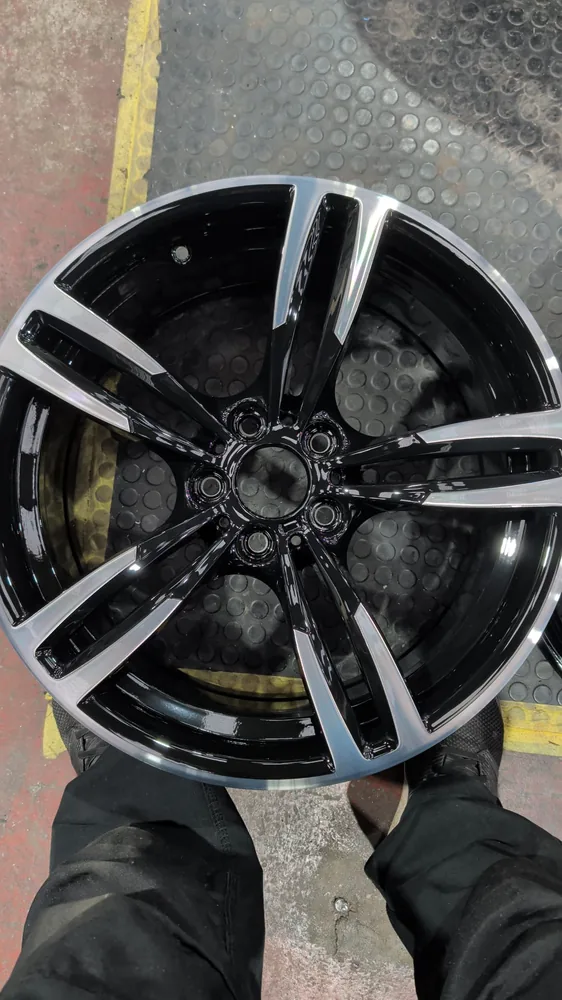 Gloss black and polished split-spoke alloy wheel finish
